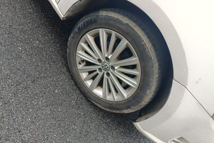 Used Volkswagen Gran Lavida 2013 1.6L Automatic Comfort Model Right Front Wheel Hub