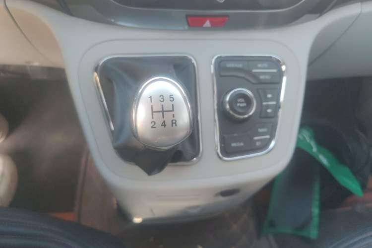 Used JAC Refine M3 2019 IKEA Edition 1.8L Luxury Smart Model Gear Lever