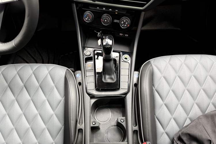 Used Volkswagen Sagitar 2025 300TSI DSG Excellence Edition Gear Lever