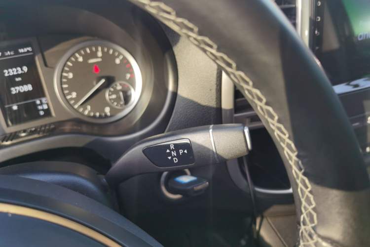 Used Mercedes-Benz Vito 2023 2.0T Business Version 7 Seats Gear Lever