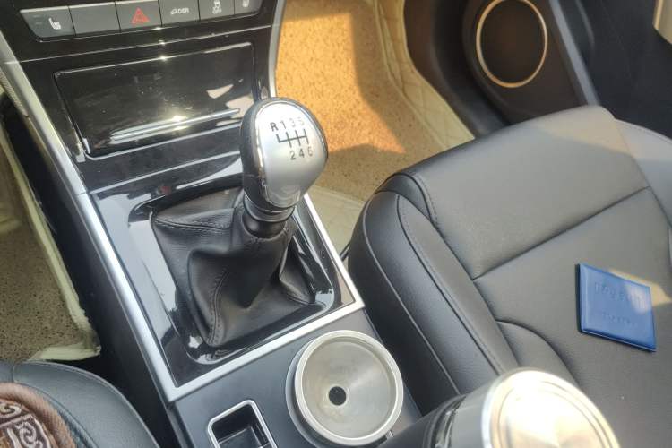 Used Haval H2 2016 Red-Label 1.5T Manual Two-Wheel Drive Luxury Model Gear Lever