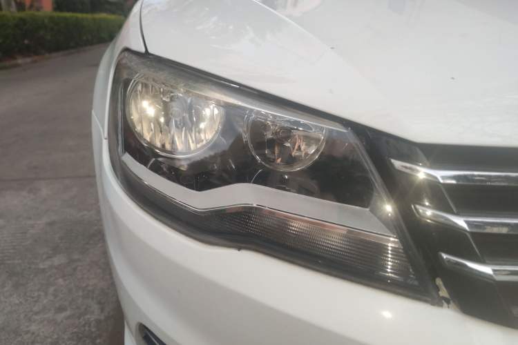 Used Volkswagen Bora 2014 1.6L Automatic Luxury Model Right Front Headlight