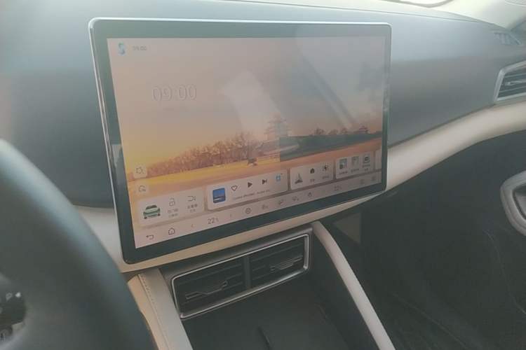 Used BYD Yuan UP 2025 Intelligent Driving Version 401 KM Dynamic Edition Audio And AC Panel