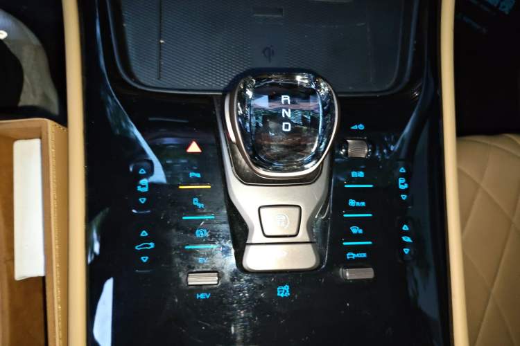 Used Denza D9 2022 DM-i 970 Four-Wheel Drive Prestige Model Gear Lever