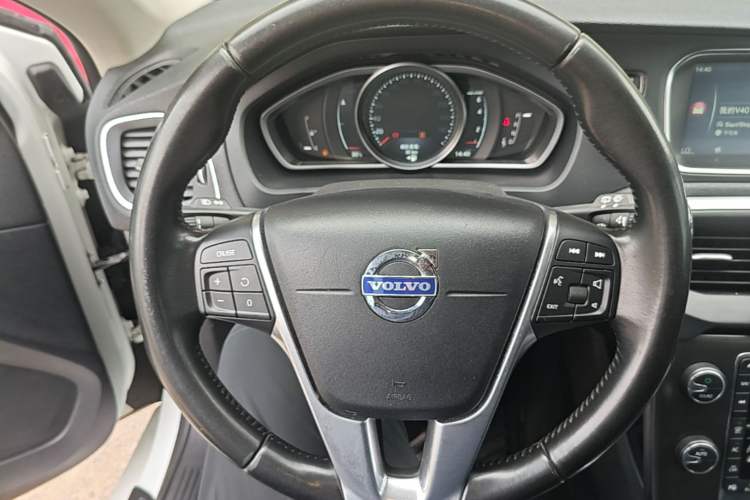 Used Volvo V40 2016 T4 Smart Luxury Edition Steering Wheel