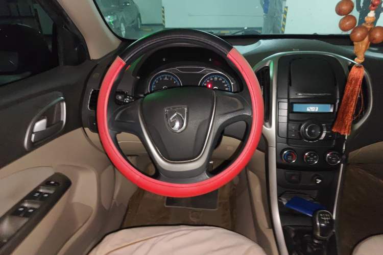 Used Baojun 630 2013 1.5L manual standard version
