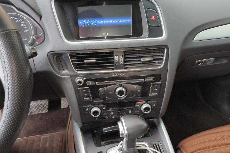 Used Audi Q5 2017 Plus 40 TFSI Technology Model Audio And AC Panel