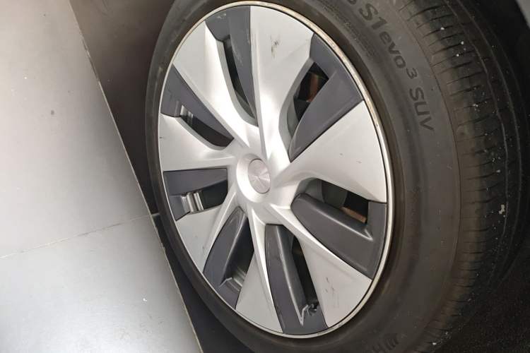 Used Tesla Model Y 2021 Standard Range Rear-Wheel Drive Version Right Rear Wheel Hub