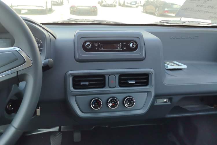 Used Wuling Yangguang 2024 300KM Comfort Version Passenger Van 75kW Audio And AC Panel