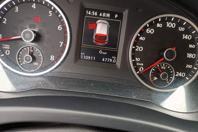 Used Volkswagen Tiguan 2015 2.0 TSI Automatic All-Wheel Drive Luxury Edition Odometer Close Up