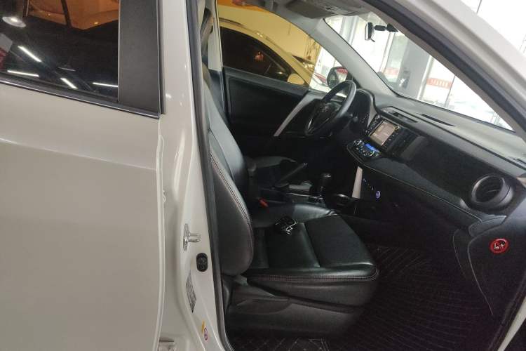 Used Toyota RAV4 2016 2.0L CVT Two-Wheel Drive Comfort Edition China V Standard
