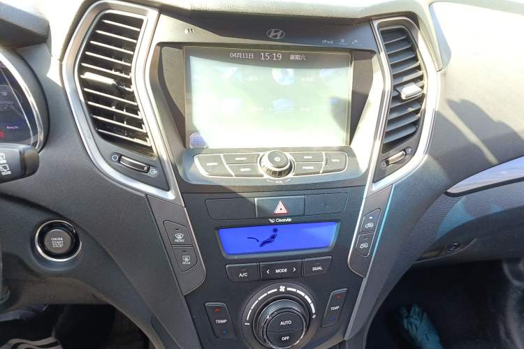 Used Hyundai Santa Fe 2013 2.4L Automatic Two-Wheel Drive Smart Version Audio And AC Panel