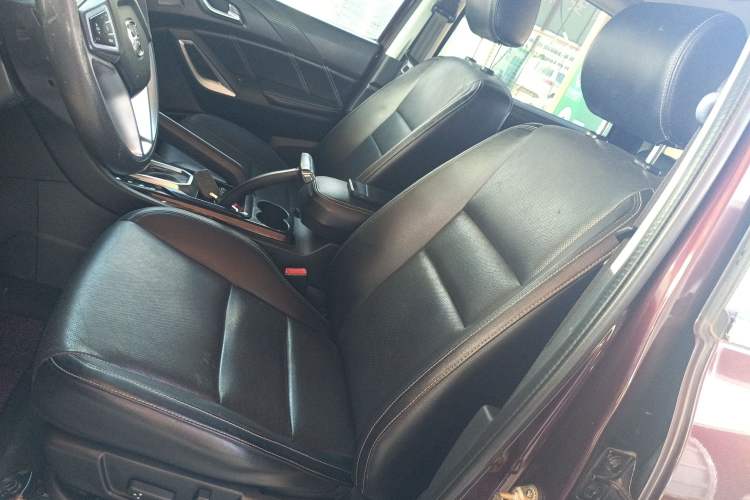 Used JMC Yusheng S350 2017 2.0T Automatic 2WD Diesel Luxury Version with Sunroof 5 Seats
