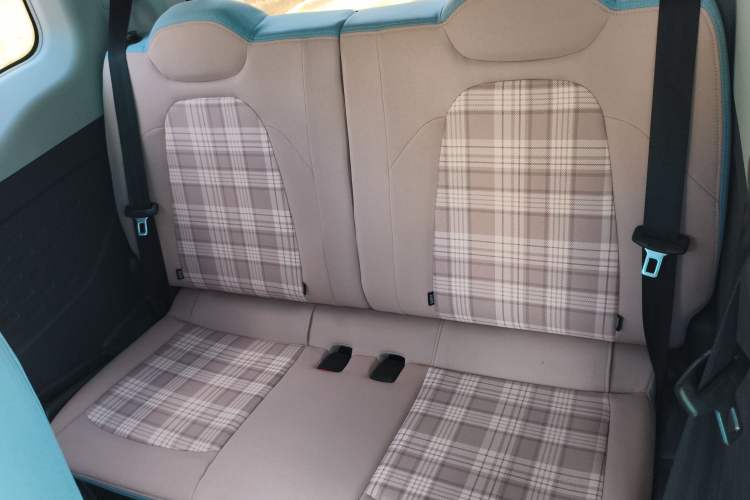 Used Chery New Energy QQ Ice Cream 2022 170km Sundae Phosphate Lithium-Ion Interior 4