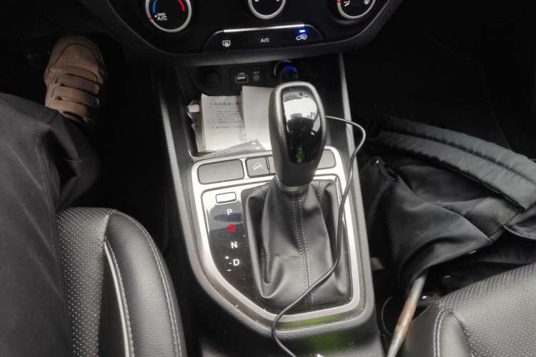 Used Hyundai ix25 2015 1.6L Automatic Two-Wheel Drive Smart GLS Trim Gear Lever