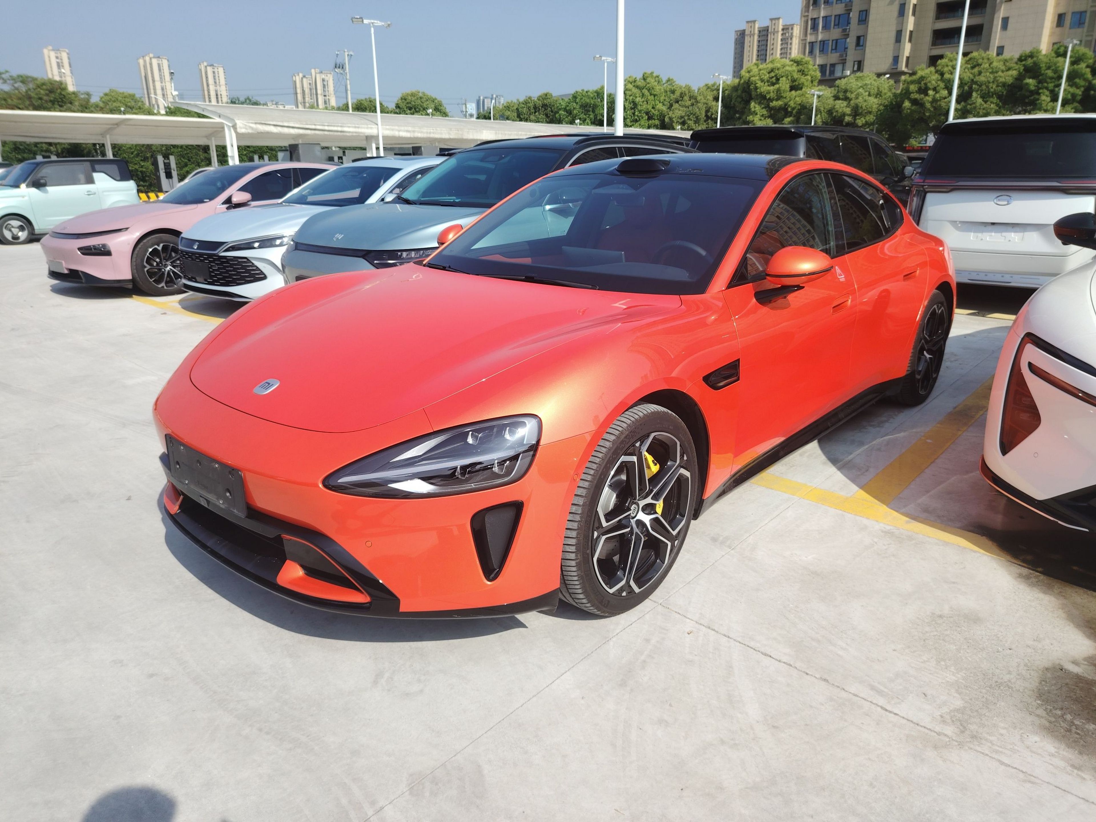 Под передней частью автомобиля