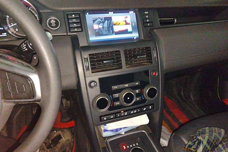 Used Land Rover Discovery Sport 2018 240 PS PURE Edition Audio And AC Panel