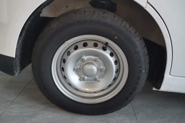 Used Wuling Yangguang 2025 Model 310KM Bus Edition—Customized by CATL