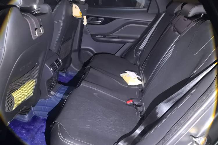 Used Jaguar F-PACE 2016 2.0T Two-Wheel-Drive R-Sport Sport Edition Left Rear Seat