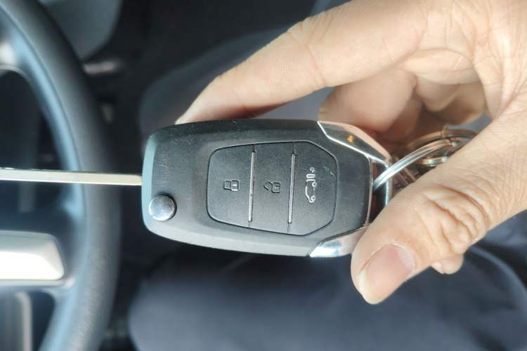 Used SAIC MAXUS Xintu V80 2025 PRO Aoyuntong 2.0T AMT Short Wheelbase Mid-Height 5/6-Seater
