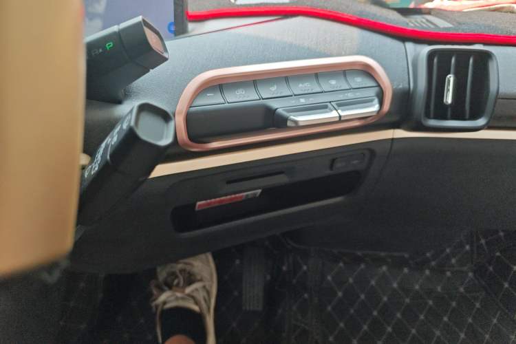 Used Baojun KiWi EV 2021 Artist Model Ternary Lithium Audio And AC Panel