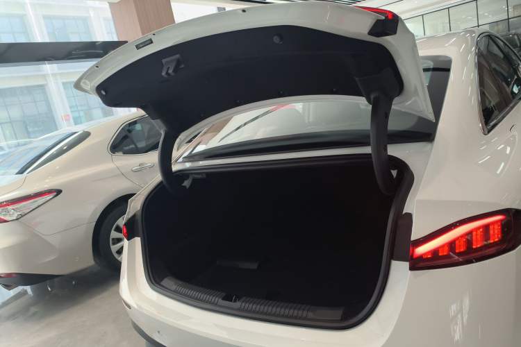 Used Roewe D7 2025 DMH 125km World Champion Edition Trunk