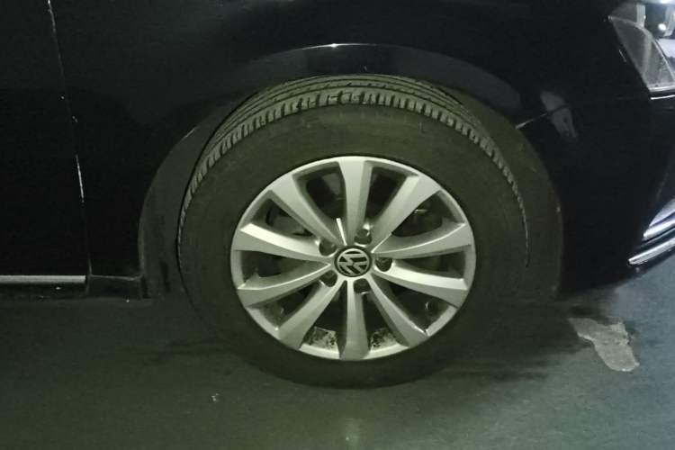 Used Volkswagen Magotan 2013 1.8TSI Comfort Model Right Front Wheel Hub