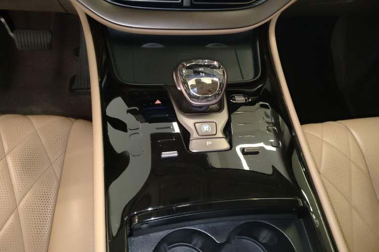 Used Denza D9 2022 DM-i 970 Four-Wheel Drive Flagship Model
