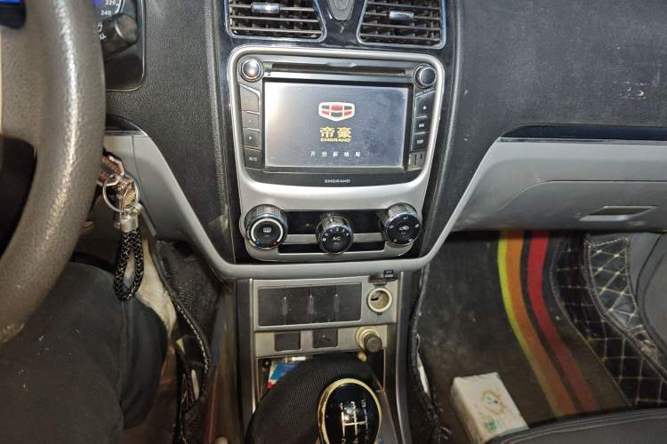Used Geely Auto Classic Emgrand 2013 Sedan 1.5L Manual Entry-Level Model Audio And AC Panel