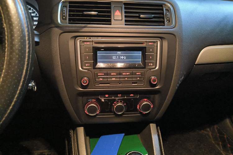 Used Volkswagen Sagitar 2014 1.6L Manual Comfort Model Audio And AC Panel