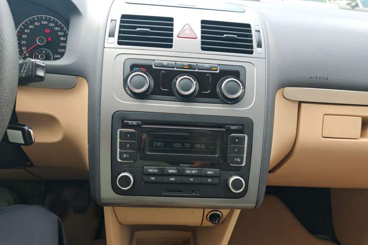 Used Volkswagen Touran 2011 1.4T Manual ZhiShang Edition 5-seater
