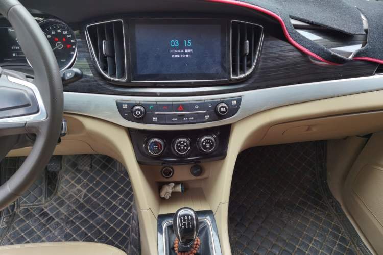 Used Baojun 730 2016 1.5L Manual Comfort Version 7 Seats China V Emission Standard Audio And AC Panel