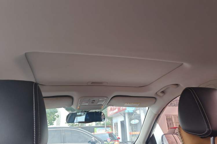 Used HYOSOW S6 2016 1.5T Manual Fashion Model Headliner