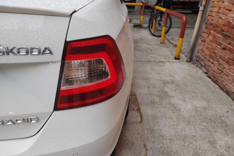 Used Skoda Rapid 2015 1.6L Manual Smart Selection Model
