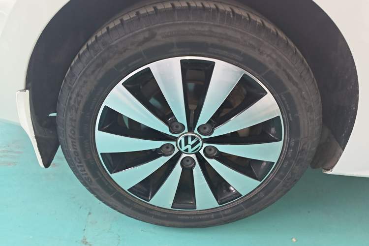 Used Volkswagen Sagitar 2018 1.6L Automatic Comfort Model Right Rear Wheel Hub