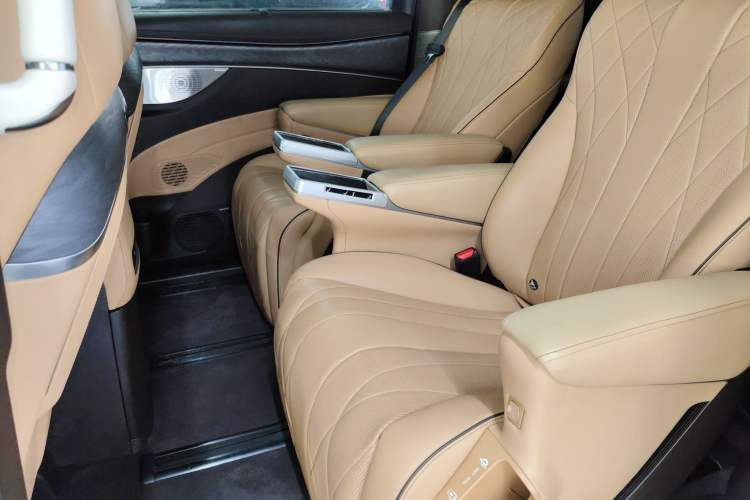 Used Denza D9 2024 DM-i 1050 Luxury Model