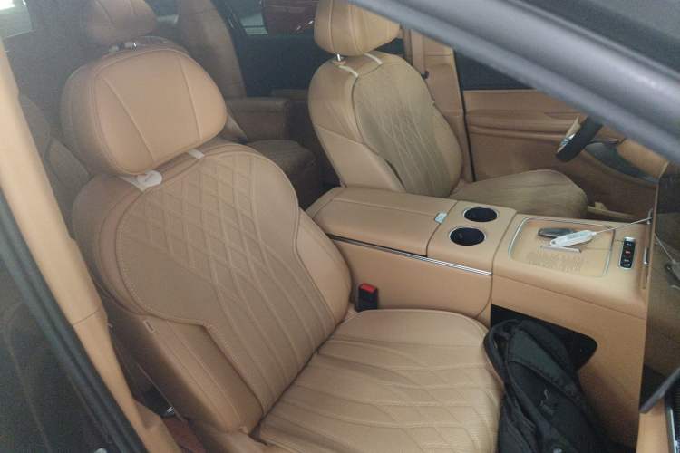 Used VOYAH Dream 2025 PHEV Four-Wheel Drive Prestige Kunpeng Edition
