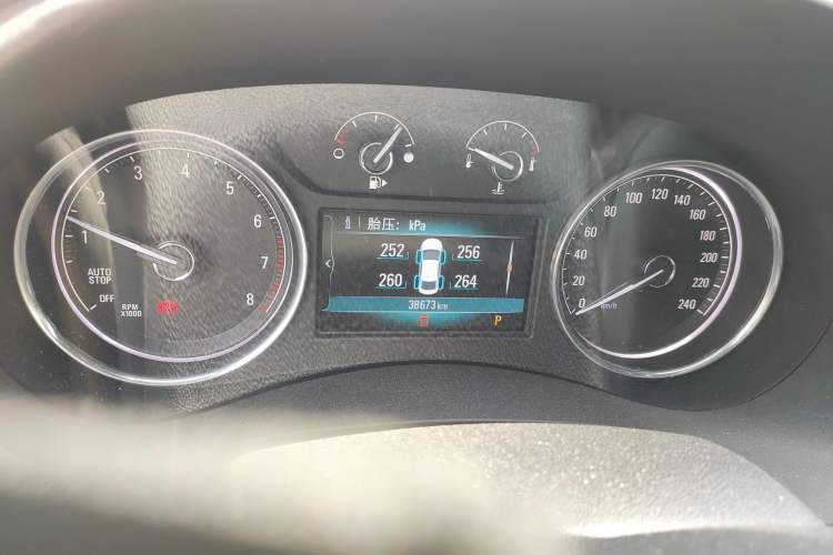 Used Buick LaCrosse 2018 28T Elite Edition Odometer Close Up