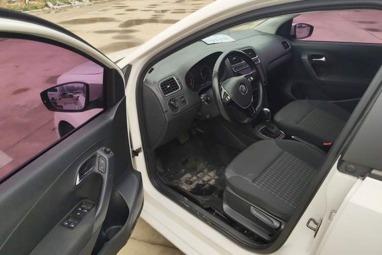 Used Volkswagen Polo 2016 1.6L Automatic Comfort Model
