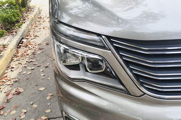 Used FORTHING Lingzhi 2019 M5L 1.6L 7-Seater Luxury Model China VI Standard Right Front Headlight