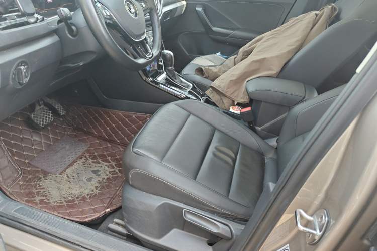 Used Volkswagen T-ROC 2021 280TSI DSG Two-Wheel Drive Comfort Connect Edition Left Front Seat