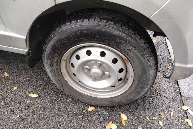 Used Wuling Rongguang S 2021 1.2L Base Model 7-Seater LSI Right Front Wheel Hub