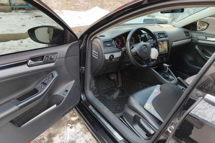 Used Volkswagen Sagitar 2017 230TSI Automatic Comfort Version Driver Seat