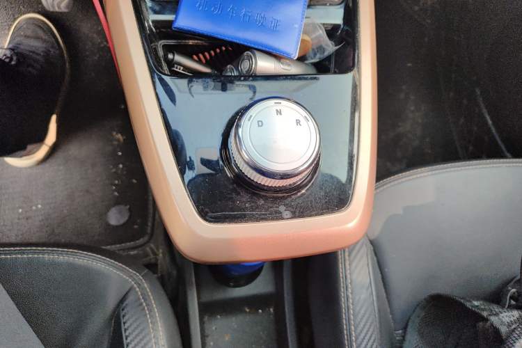 Used Dongfeng NAMMI BOX 2022 Revised Light Wind Edition 201 km Standard Version Gear Lever