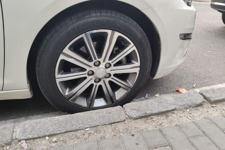 Used Peugeot 408 2014 1.6T Automatic Supreme Edition Right Front Wheel Hub