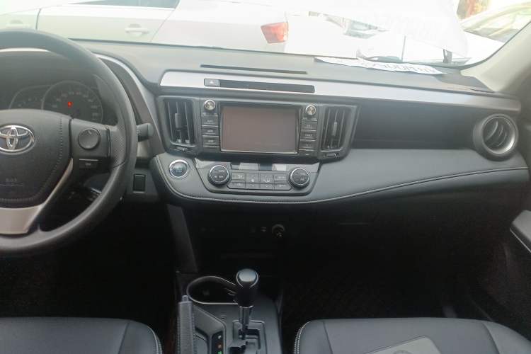 Used Toyota RAV4 2016 2.0L CVT Two-Wheel Drive Fashion Edition China V Standard
