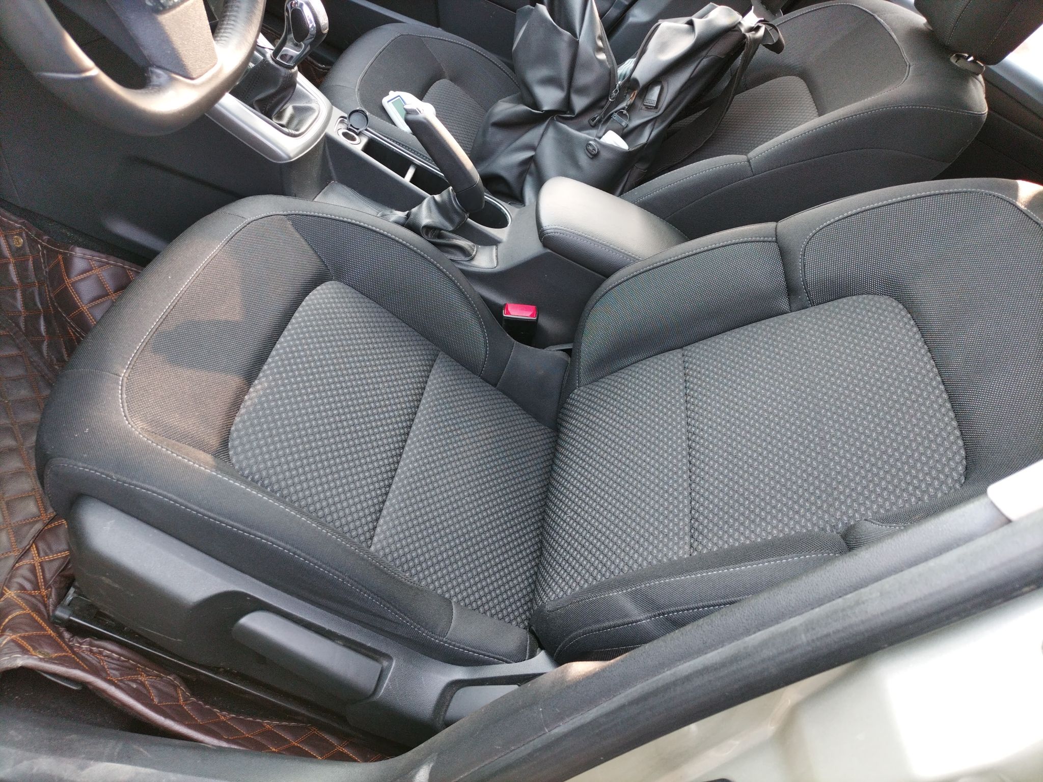 Переднее сиденье в автомобиле