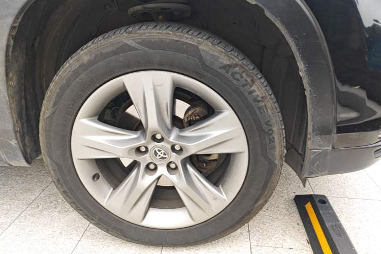 Used Toyota Highlander 2015 2.0T Two-Wheel Drive Luxury Edition 7 Seats Right Front Wheel Hub