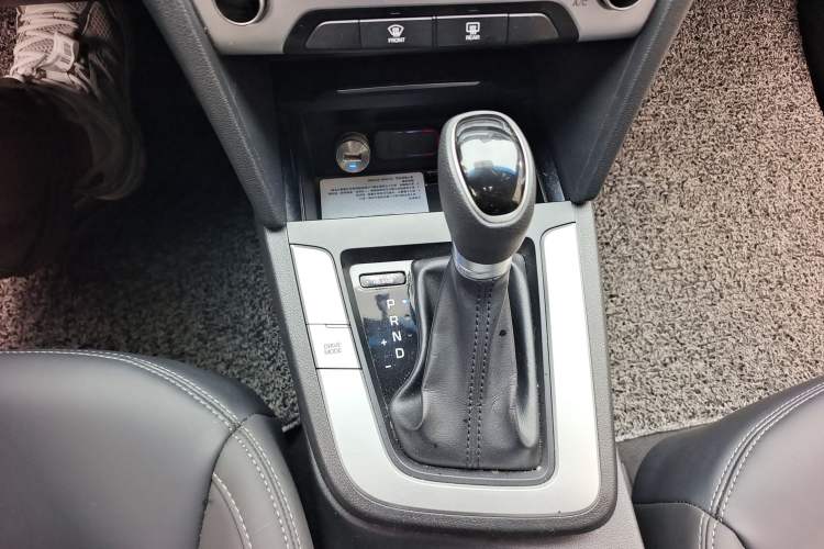 Used Hyundai Elantra (6th Generation / Lingdong) 2016 1.6L Automatic ZhiXuan · Luxury Version Gear Lever