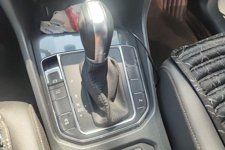 Used Volkswagen Golf Sportsvan 2018 230TSI Automatic Trend Edition Gear Lever